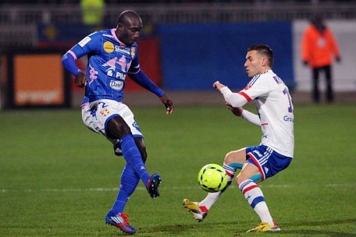 Evian's forward Yannick Sagbo (L) clashes with Lyon's forward Anthony Reveillere on January 18, 2013 in Lyon